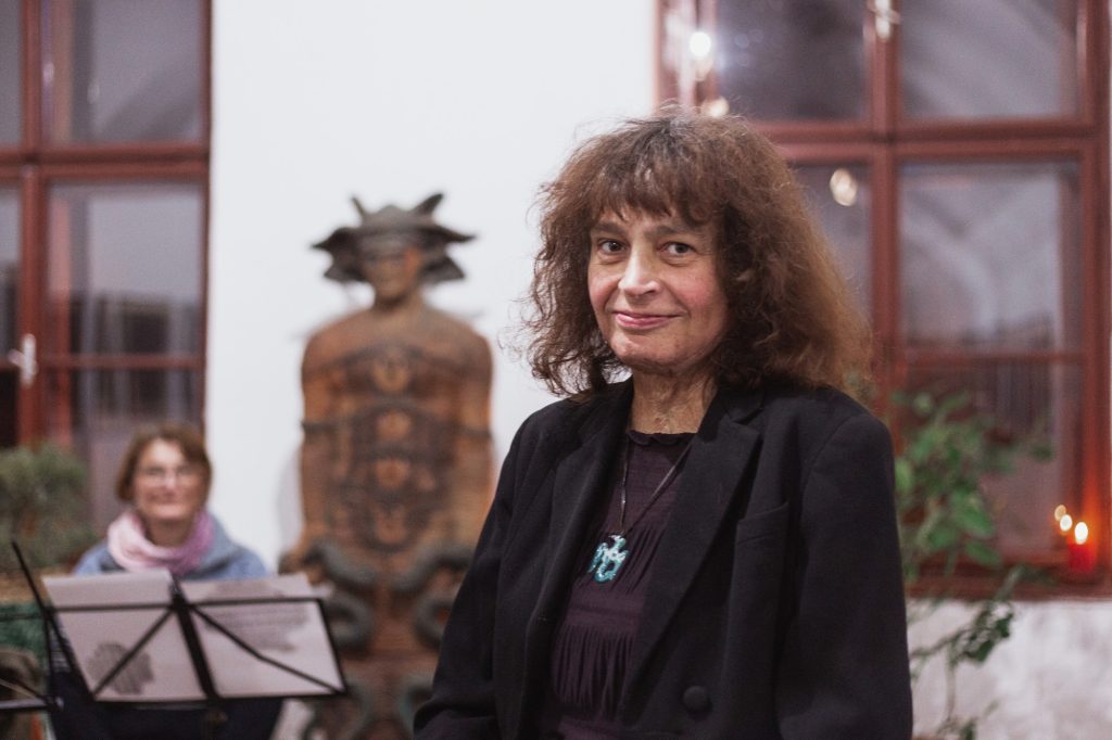 Členka kolonie na vernisáži