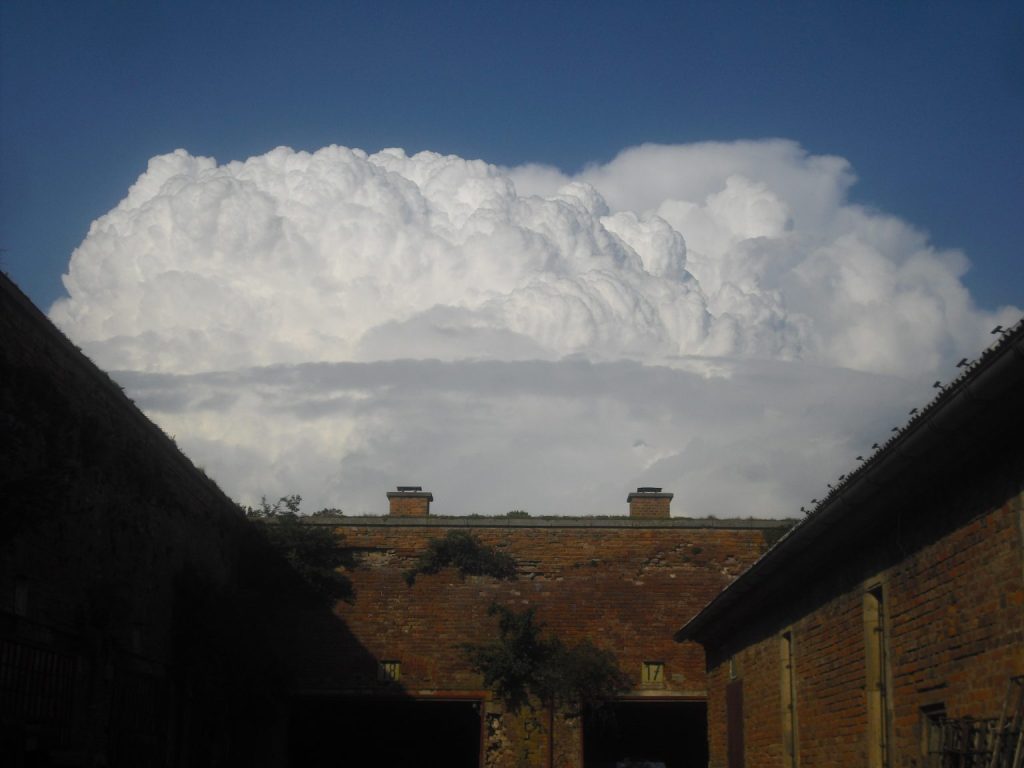 Nádvoří bastionu s hradbami